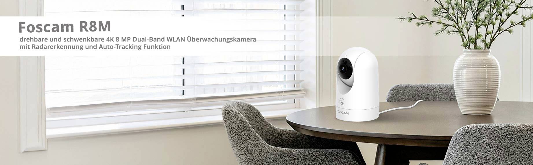 Überwachungskamera auf einem Tisch in einem modernen Raum. Text auf dem Bild: 'Foscam R8M, drehbare WLAN-Kamera mit Radarerkennung'.