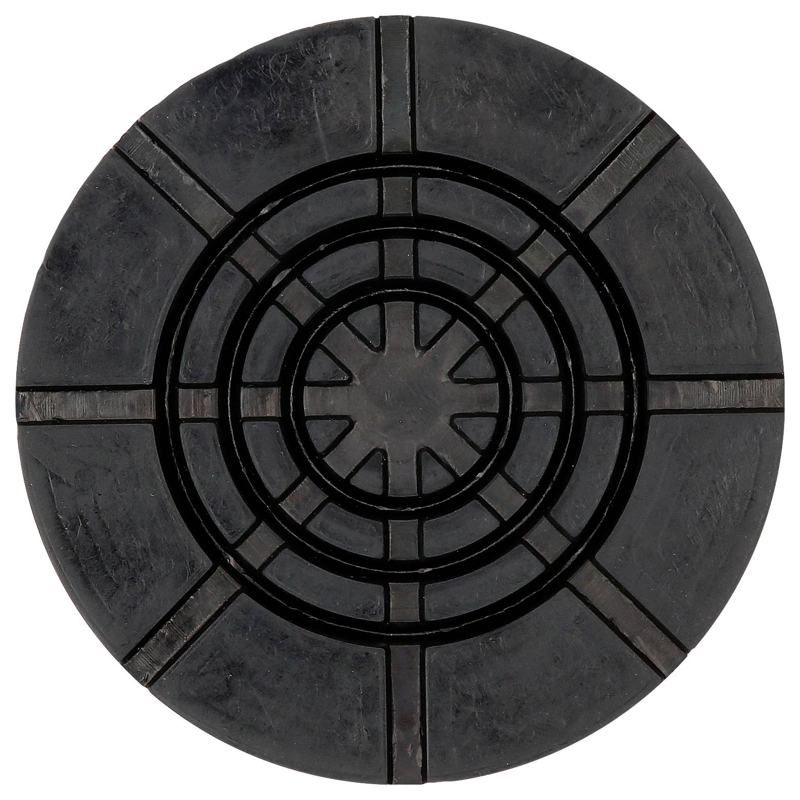 Runde, schwarze Skulptur mit konzentrischen Kreisen und radialen Linien. Sie erinnert an ein Zielscheibenmuster.