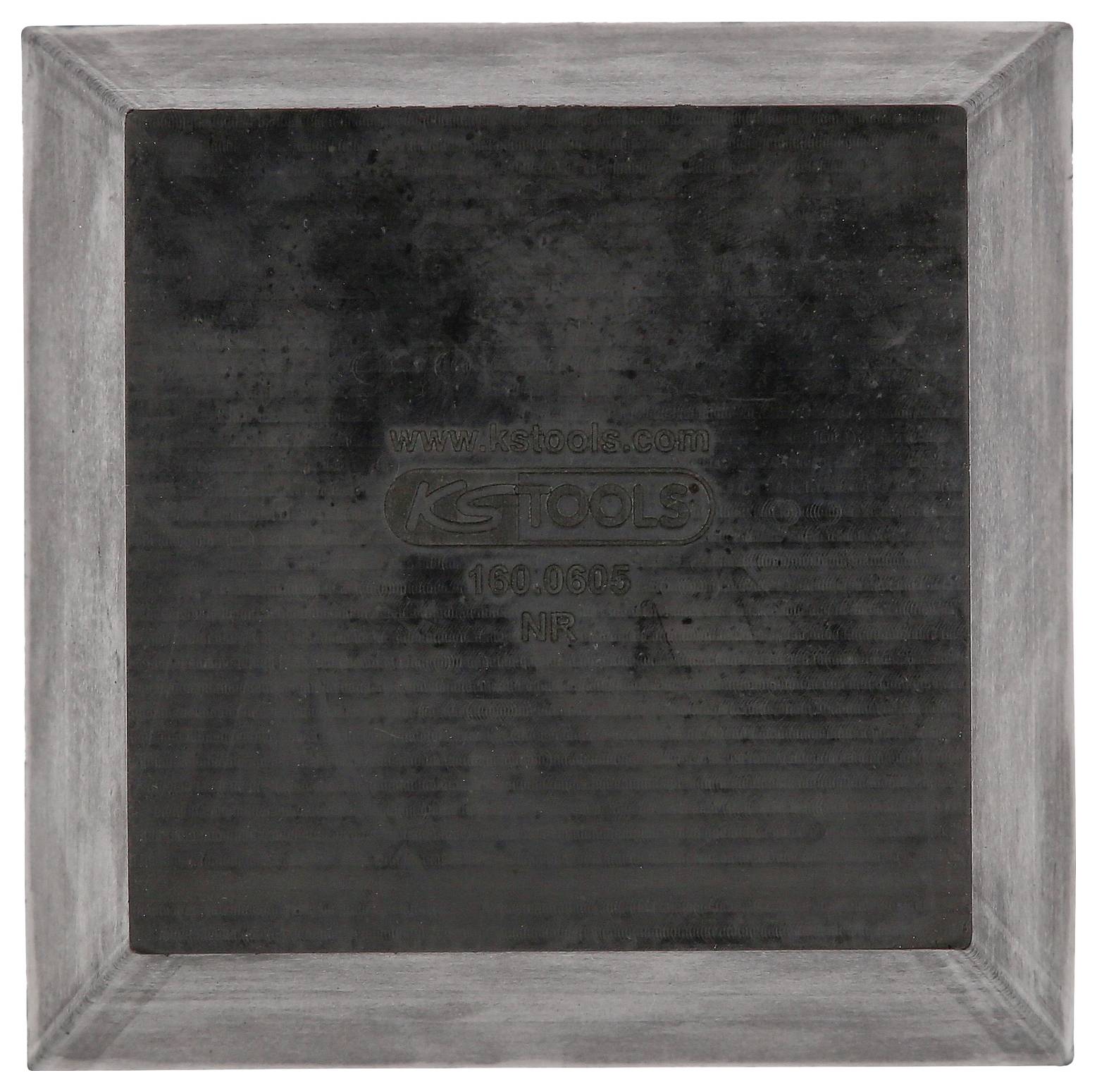 Ein quadratischer, dunkelgrauer Gummiblock mit abgeschrägten Kanten und der Aufschrift 'www.kstools.com'.