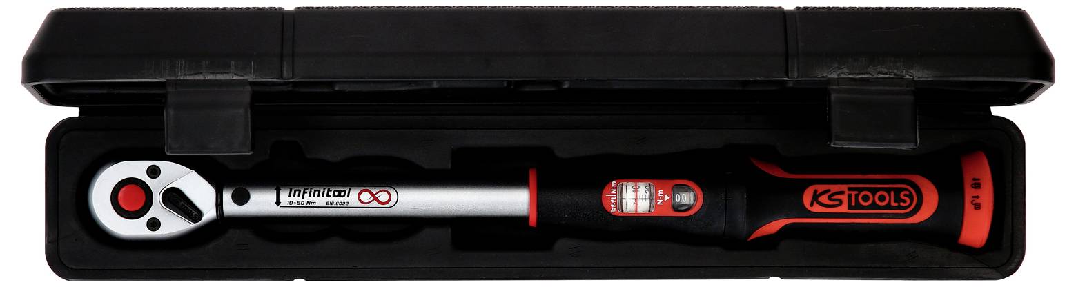 Eine Ratsche in einem schwarzen Etui. Der Griff ist schwarz mit roten Akzenten und das Werkzeug hat eine Skala auf der Seite.