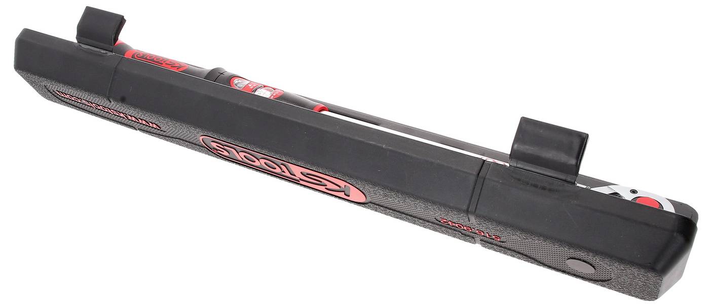 Schwarzer Ski-Träger von KOSTOOLS mit rotem Logo und Befestigungsschienen für Autodach.