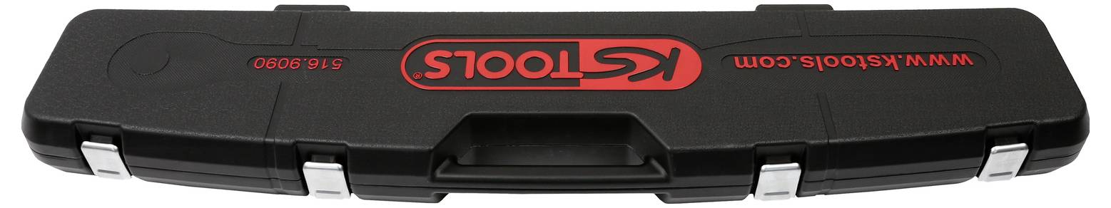 Schwarzer Werkzeugkoffer mit rotem 'KS TOOLS'-Logo und Website-Adresse. Rechteckig mit fünf Verschlüssen und einem Tragegriff.