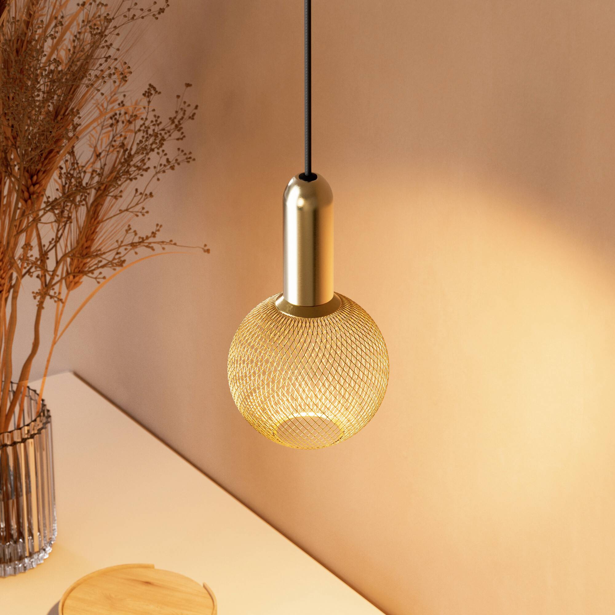 Moderne Hängelampe in warmem Licht über einem Holztisch mit Vase. Elegantes, minimalistisches Design.