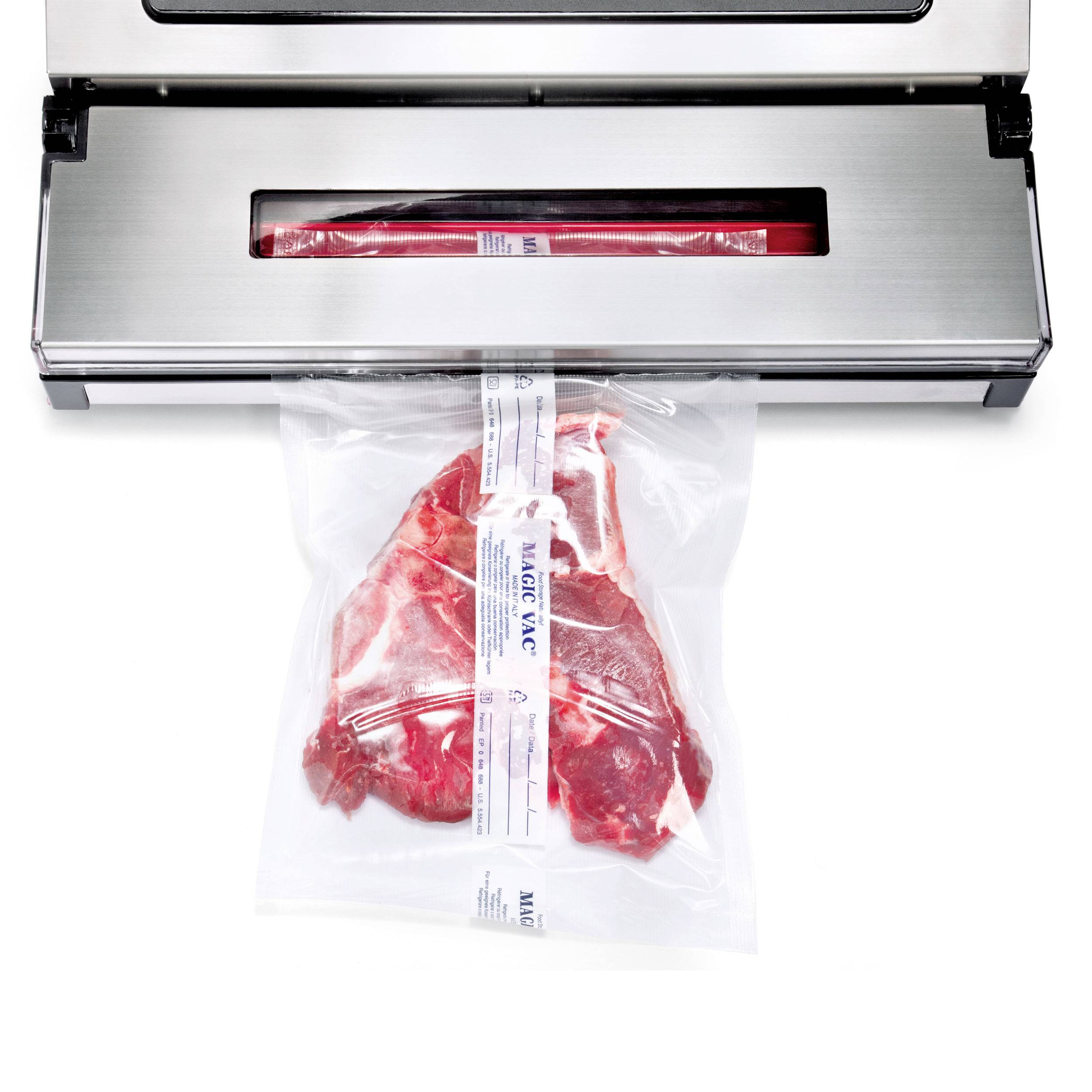 Eine Vakuumiermaschine versiegelt ein Stück rohes Fleisch in einem Plastikbeutel, um Frische und Haltbarkeit zu verlängern.