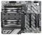 Computer-Motherboard mit CPU und RAM-Modulen. Verschiedene Anschlüsse und Steckplätze sichtbar.