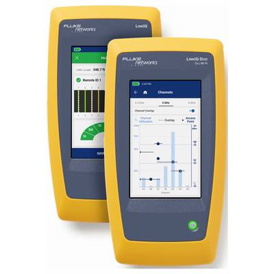 Zwei Handmessgeräte von Fluke Networks mit Touchscreens zeigen Messdaten an. Ein Gerät zeigt Kabeltests, das andere WLAN-Analysen.