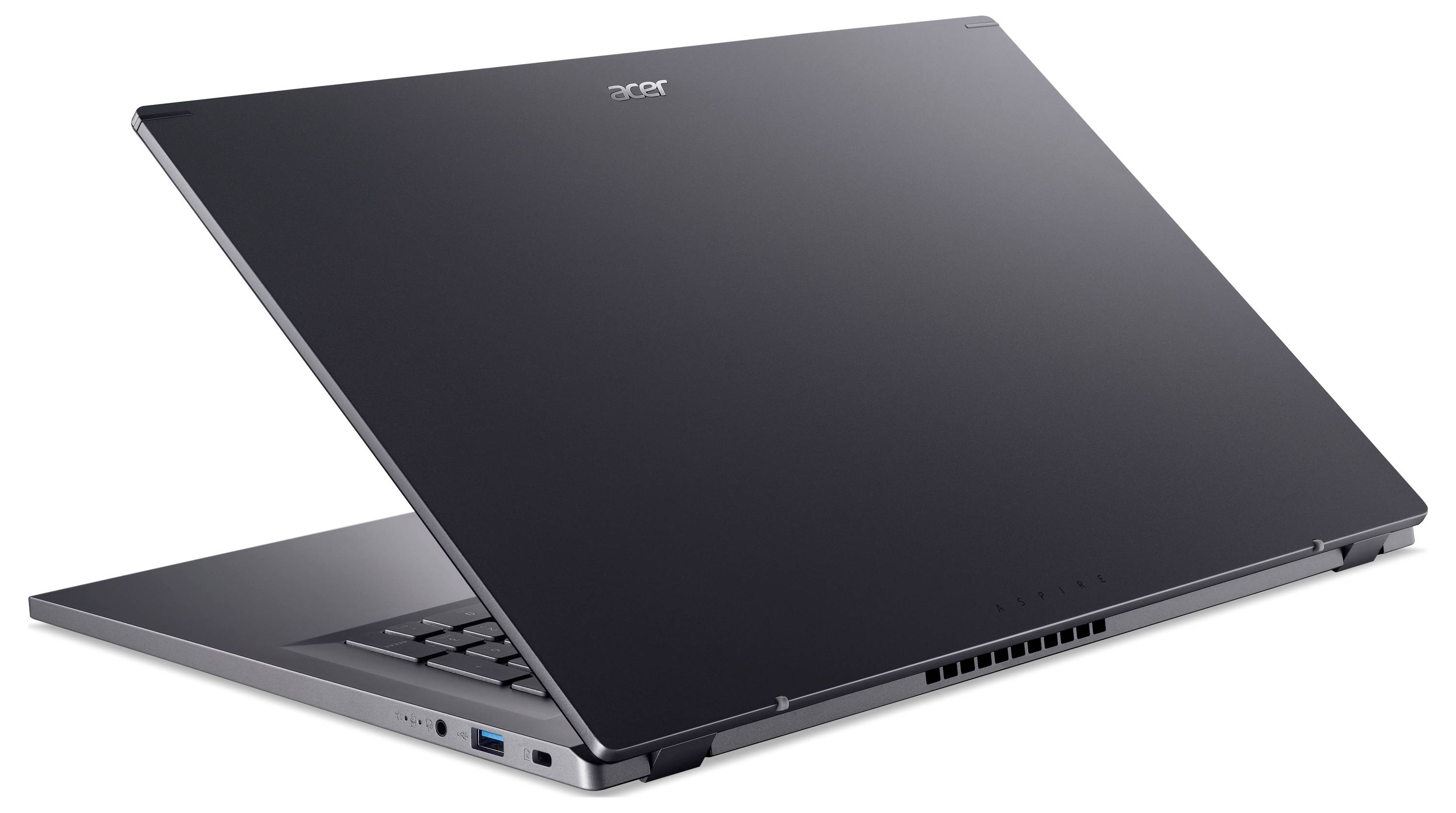 Ein Laptop mit teilgeöffnetem Display, seitliche Ansicht. Das Gehäuse ist dunkel, zeigt einige Anschlüsse, darunter einen USB-Port.