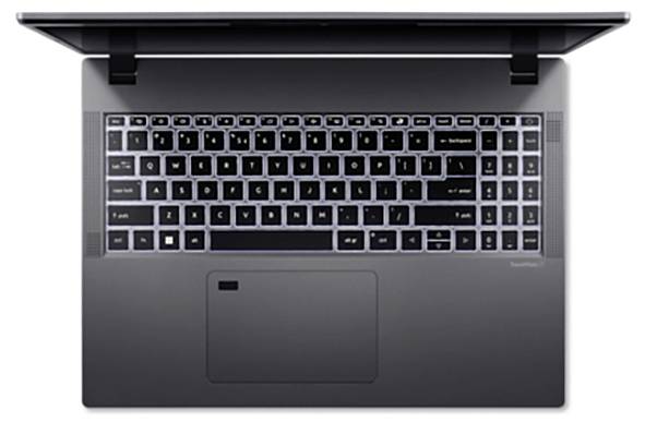 Ein aufgeklappter Laptop mit einer vollständigen Tastatur und einem großen Touchpad. Die Tasten sind mit Hintergrundbeleuchtung versehen.