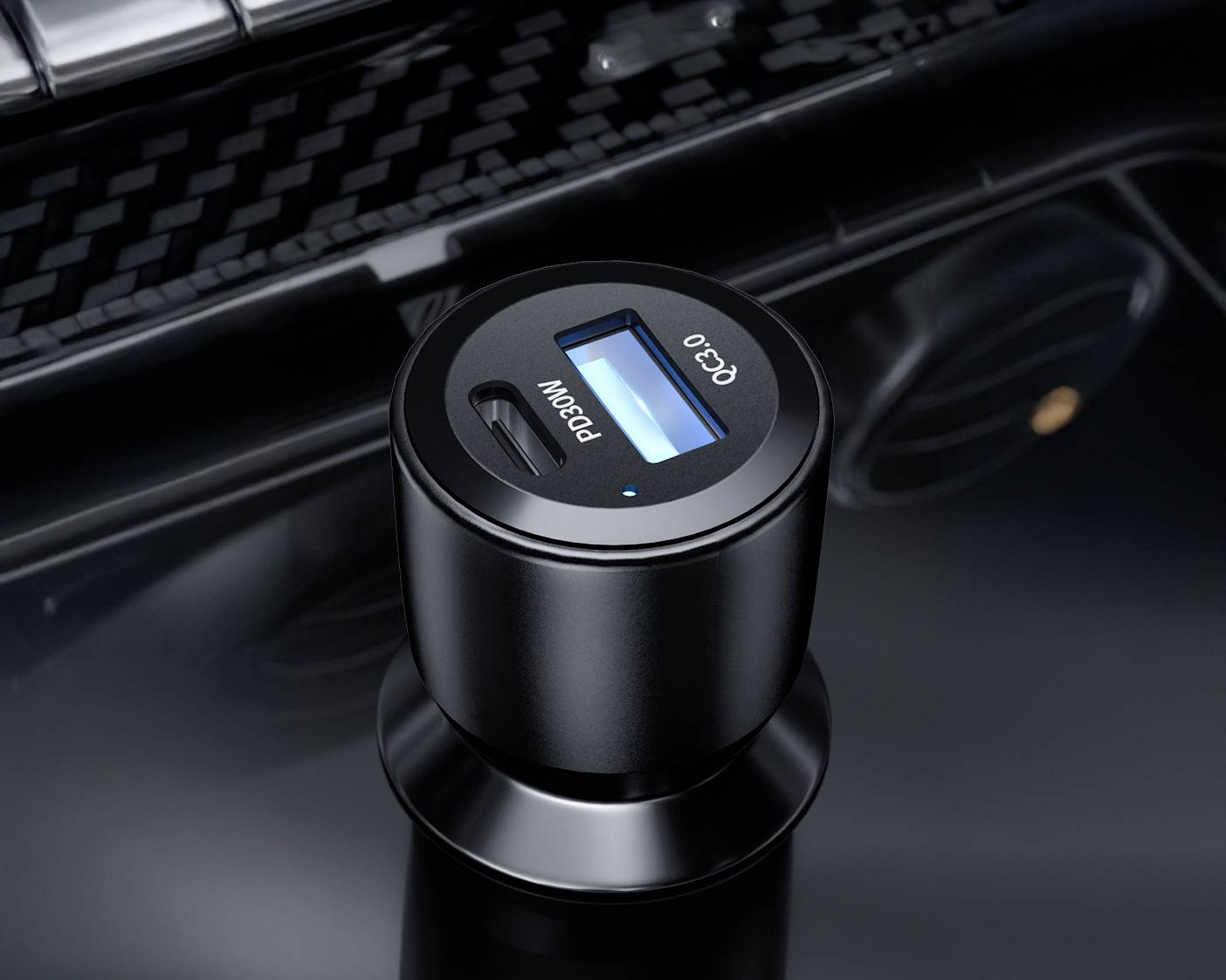 Ein schwarzes elektronisches Gerät sitzt auf einer dunklen Oberfläche, zeigt ein blau beleuchtetes Display mit der Aufschrift 'QC3.0'.
