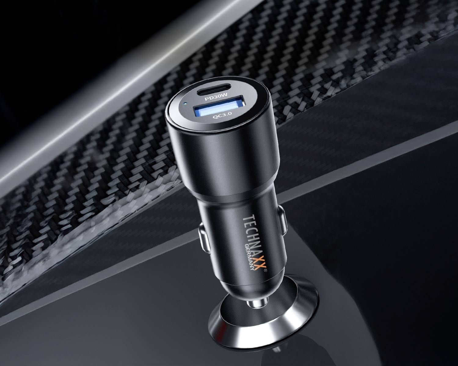 'Autoladegerät von Technaxx mit USB- und USB-C-Anschluss, eingebaut in den Zigarettenanzünder eines Fahrzeugs, Nahaufnahme.'