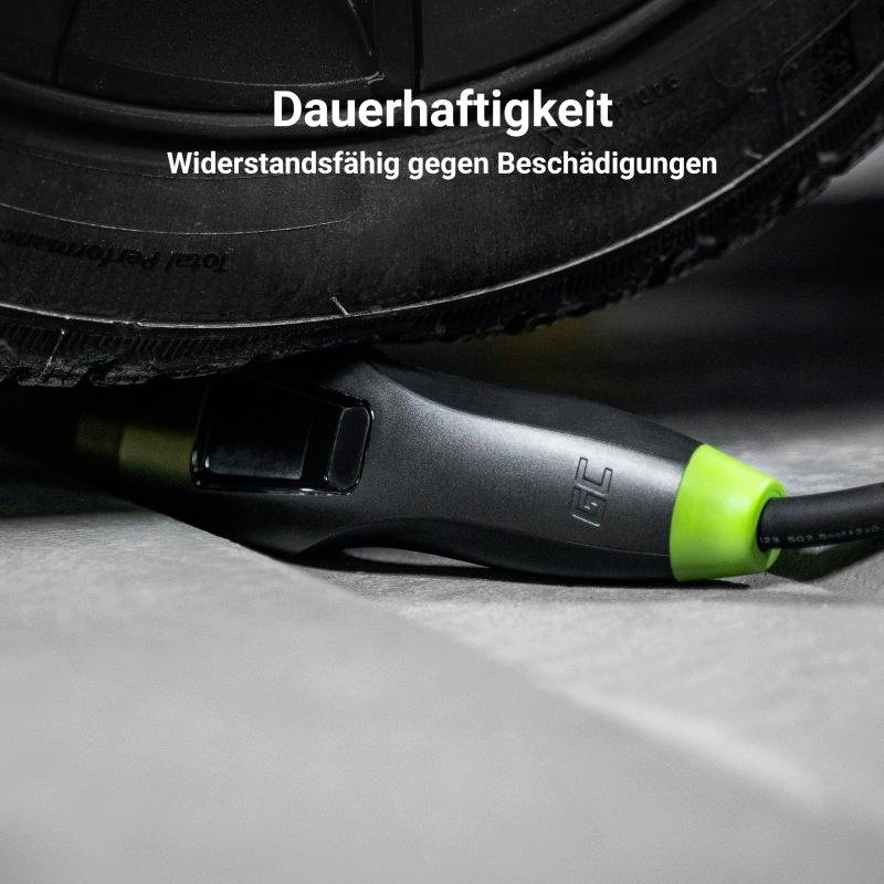 Ein robustes Ladekabel unter einem Reifen, betont die Haltbarkeit. Text: 'Dauerhaftigkeit - Widerstandsfähig gegen Beschädigungen'.