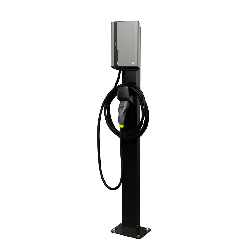 Eine Ladestation für Elektroautos mit Ladekabel, montiert auf einem schwarzen Metallsockel.