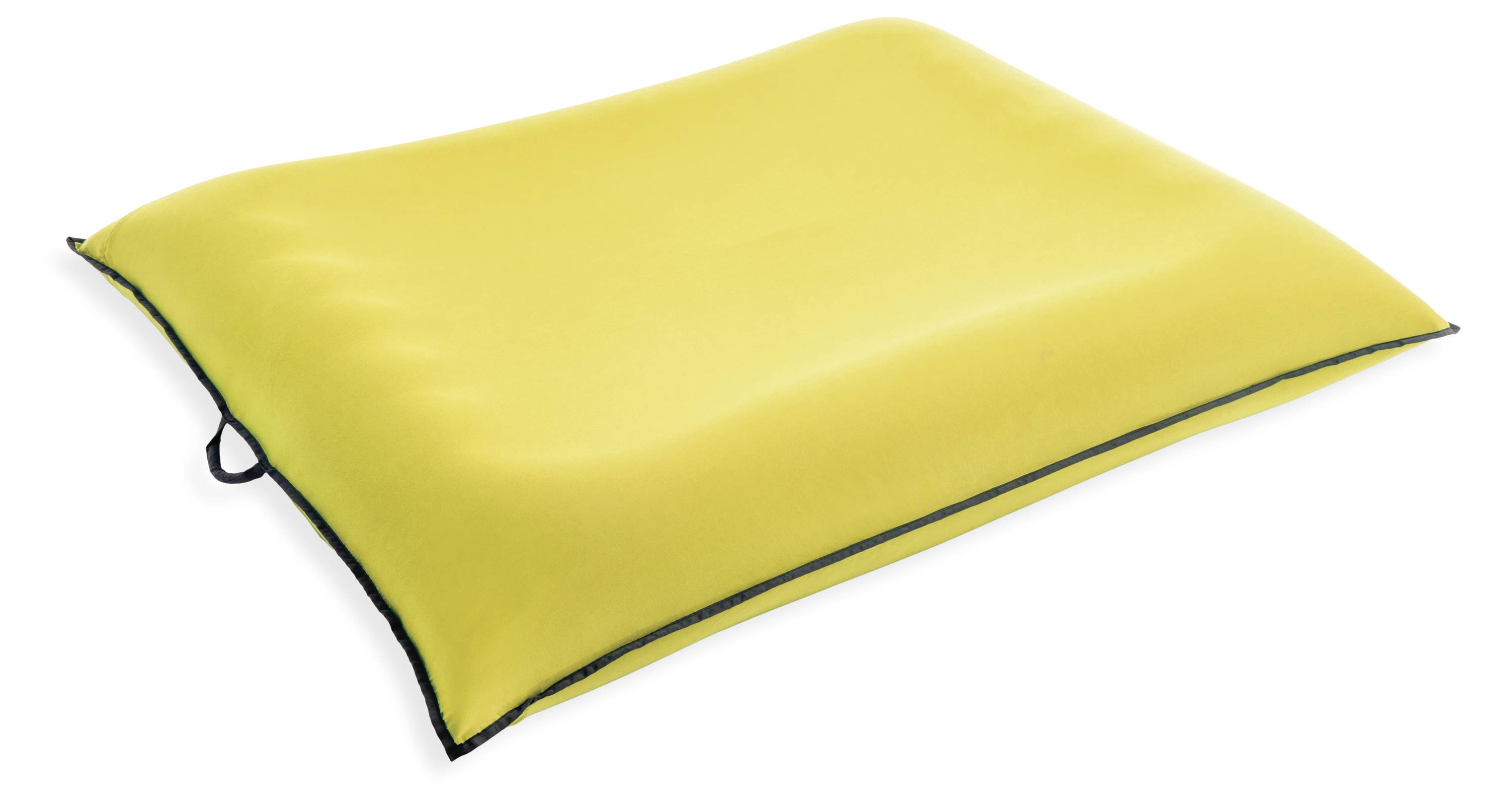 Ein gelbes Luftkissen mit schwarzem Rand und seitlicher Schlaufe, auf glattem Untergrund liegend.