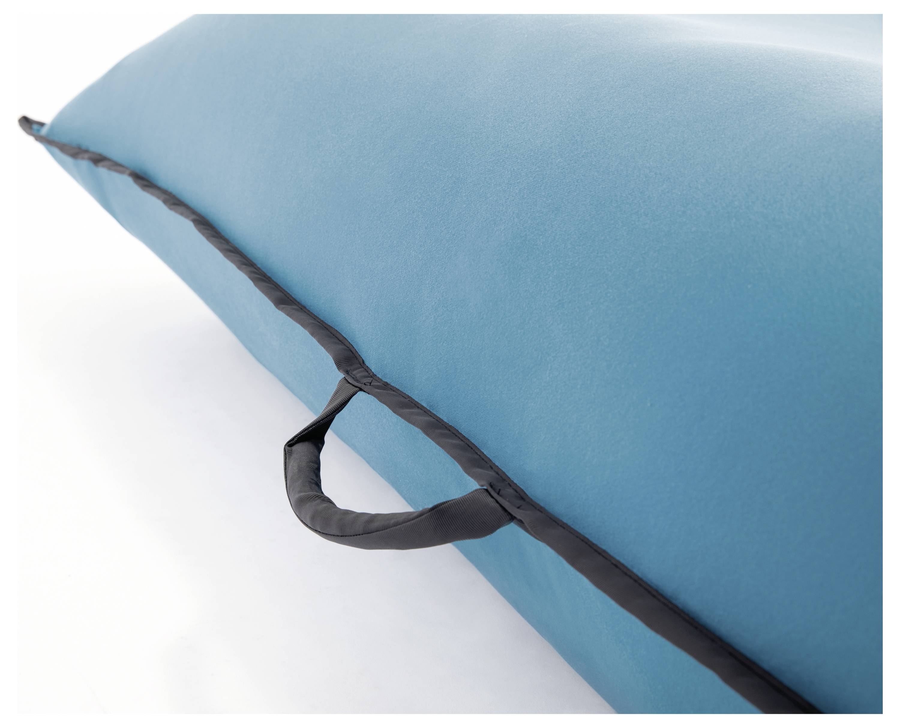 Ein blaues Kissen mit einer schwarzen Griffschlaufe an der Seite, geeignet zum einfachen Tragen oder Verschieben.