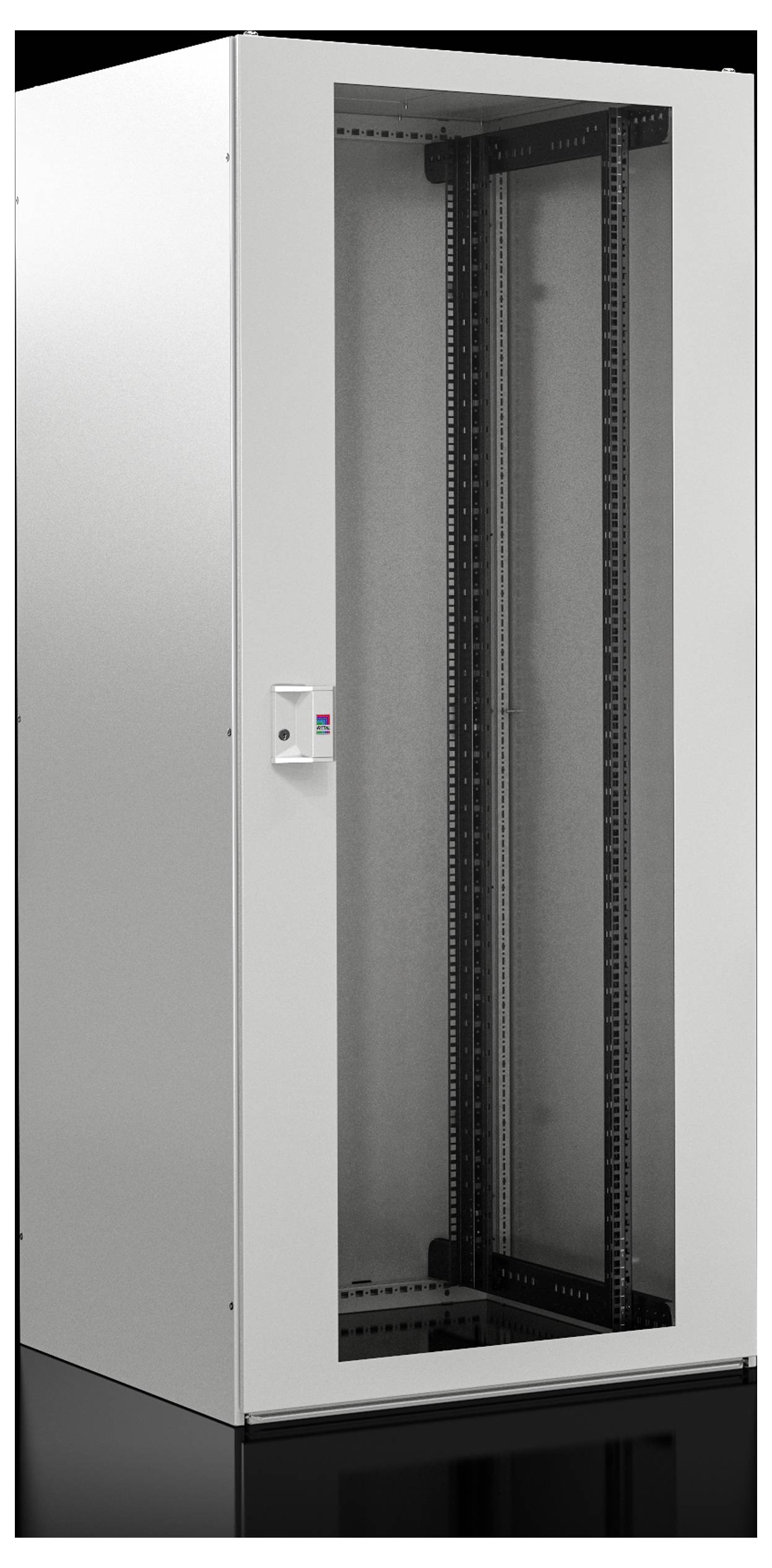 Ein leerer, stehender Server-Rack-Schrank mit Glastür und Metallrahmen, bereit zur Aufnahme von IT-Hardware in einem Rechenzentrum.