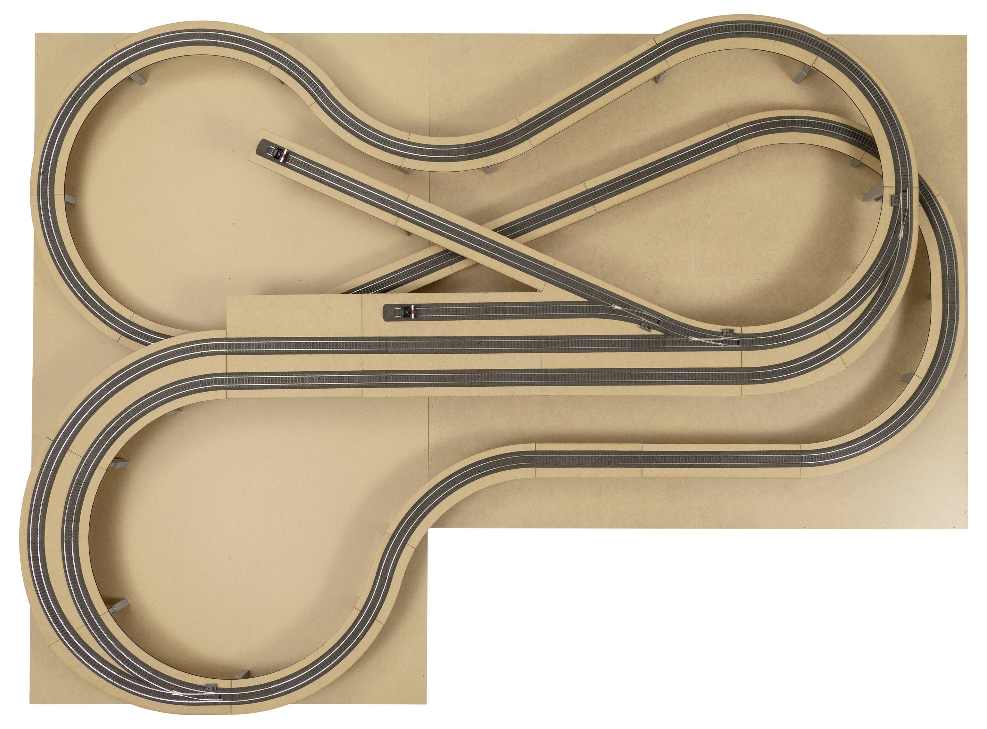 'Achtförmige Modellrennbahn mit zwei Fahrzeugen auf parallelen Strecken. Die kreuzende Schienenführung ermöglicht Überholmanöver.'