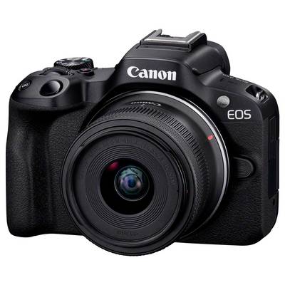 Eine schwarze Spiegelreflexkamera mit dem Markennamen 'Canon EOS', die von vorne zu sehen ist.