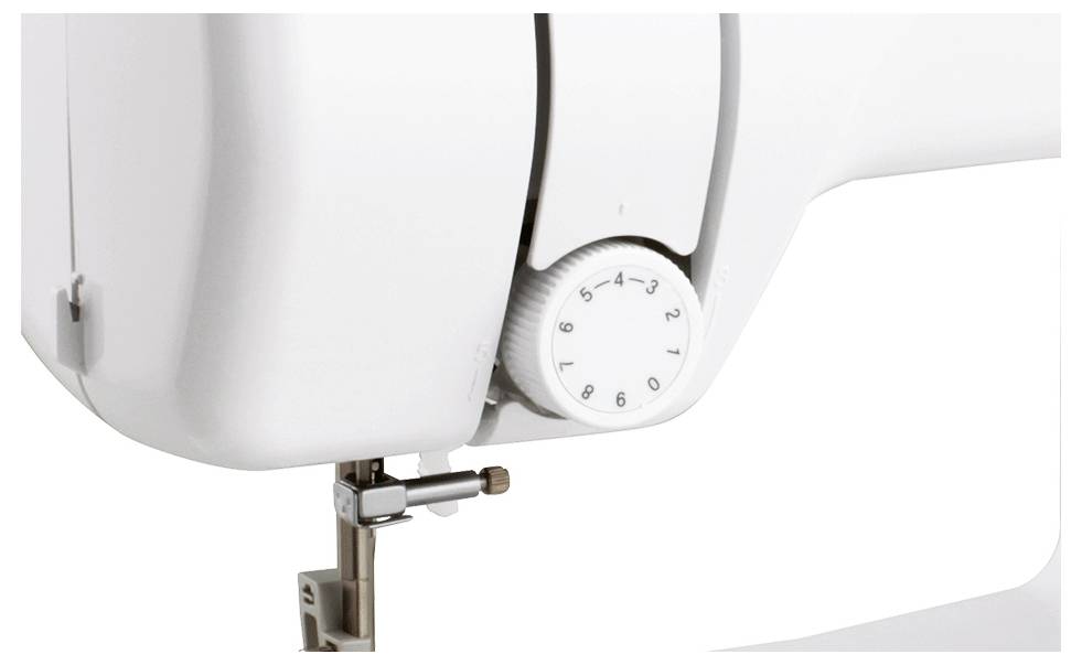 Weiße Nähmaschine mit einem Drehregler für die Stichlänge, eingestellt auf Stufe 3, Nahaufnahme der Stichtiefeneinstellung.