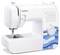 Eine weiße Nähmaschine mit mehreren Stichoptionen auf der Vorderseite, Modellnummer RH137. 
