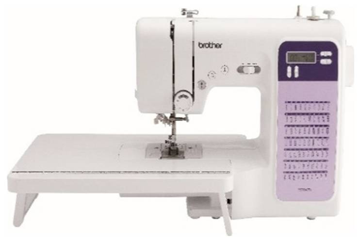 Eine weiße Nähmaschine mit lila Bedienfeld und erweiterten Stichtypen. Sie steht auf einem Tisch mit einer großen Arbeitsfläche.