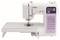 Eine weiße Nähmaschine mit lila Bedienfeld und erweiterten Stichtypen. Sie steht auf einem Tisch mit einer großen Arbeitsfläche.