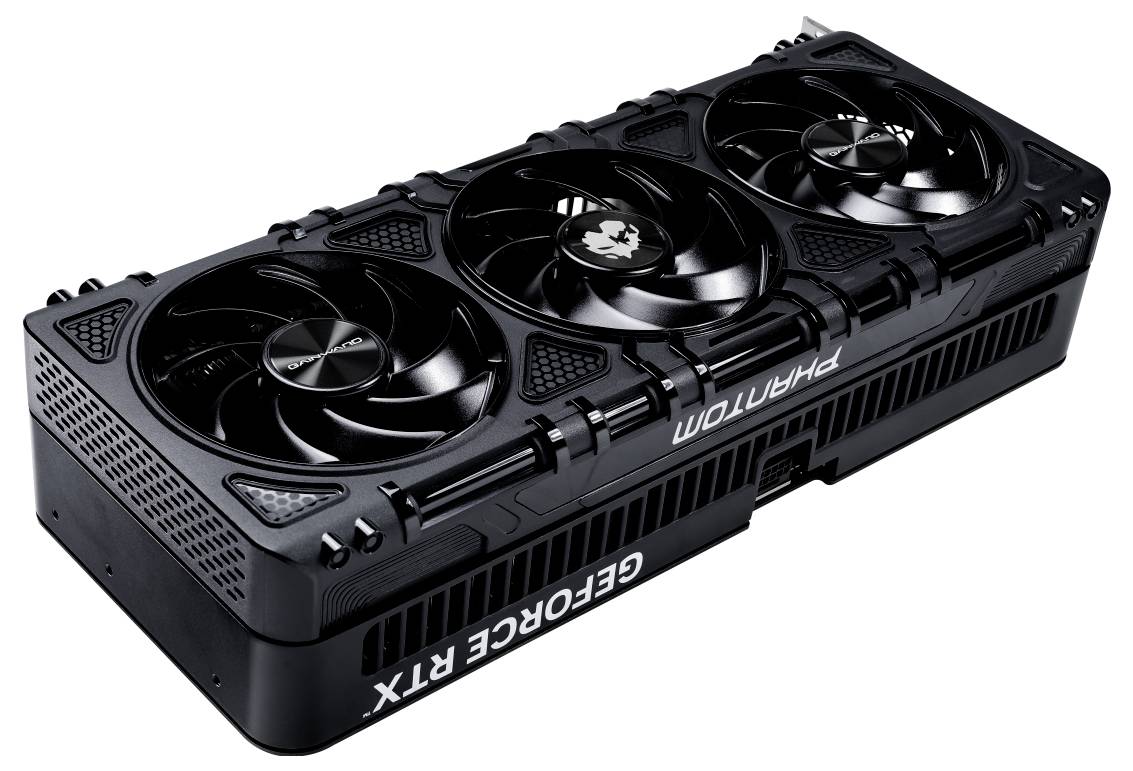 Eine schwarze, dreiflügelige Grafikkarte mit der Aufschrift 'Phantom GeForce RTX'. Aufwendiges Kühlungsdesign mit mehreren Lüftern.