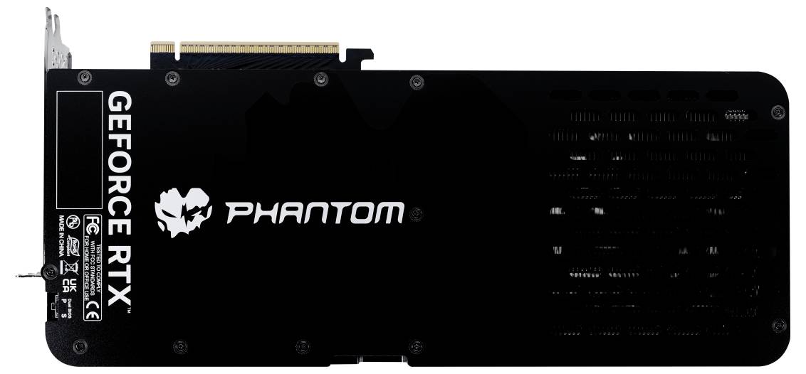 Grafikkarte mit 'GEFORCE RTX' und 'PHANTOM' Beschriftung. Schwarzes Design mit Lüftungsschlitzen und Anschlüssen oben links.
