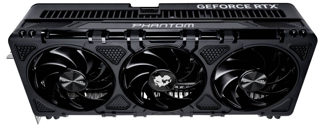 Schwarze Grafikkarte mit drei Lüftern, mit der Aufschrift 'GEFORCE RTX' und 'PHANTOM' oben. Designed für leistungsstarke Gaming-Anwendungen.