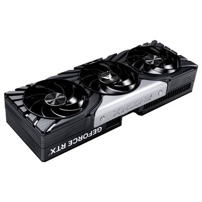 Eine Gaming-Grafikkarte mit drei Lüftern, markiert mit 'GeForce RTX', auf schwarzem Gehäuse mit silbernen Akzentdetails.