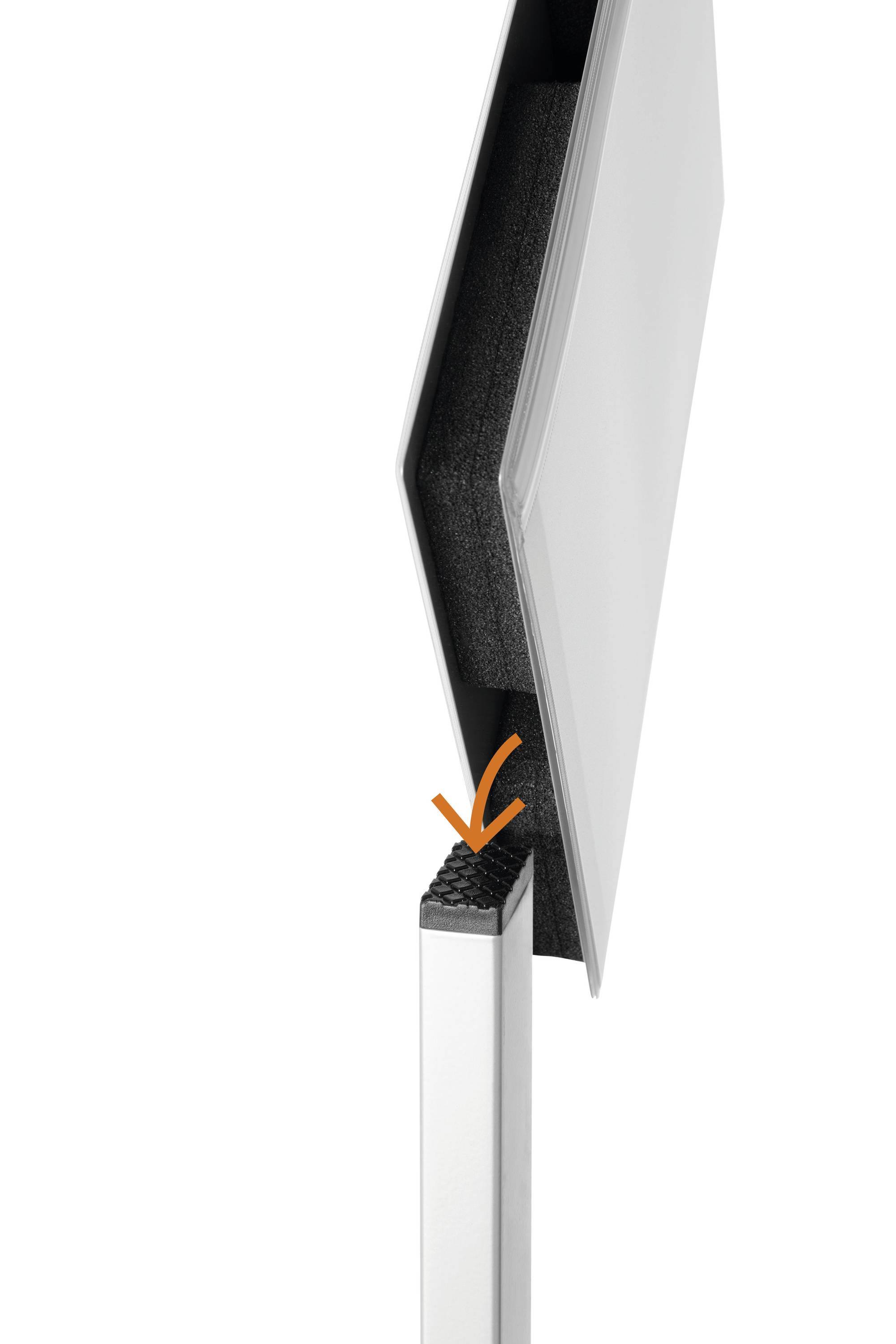 Ein Flachbildschirm ist auf einem Ständer angebracht, der mit einer schwarzen, gepolsterten Oberfläche endet. Ein orangefarbener Pfeil zeigt auf die Polsterung.