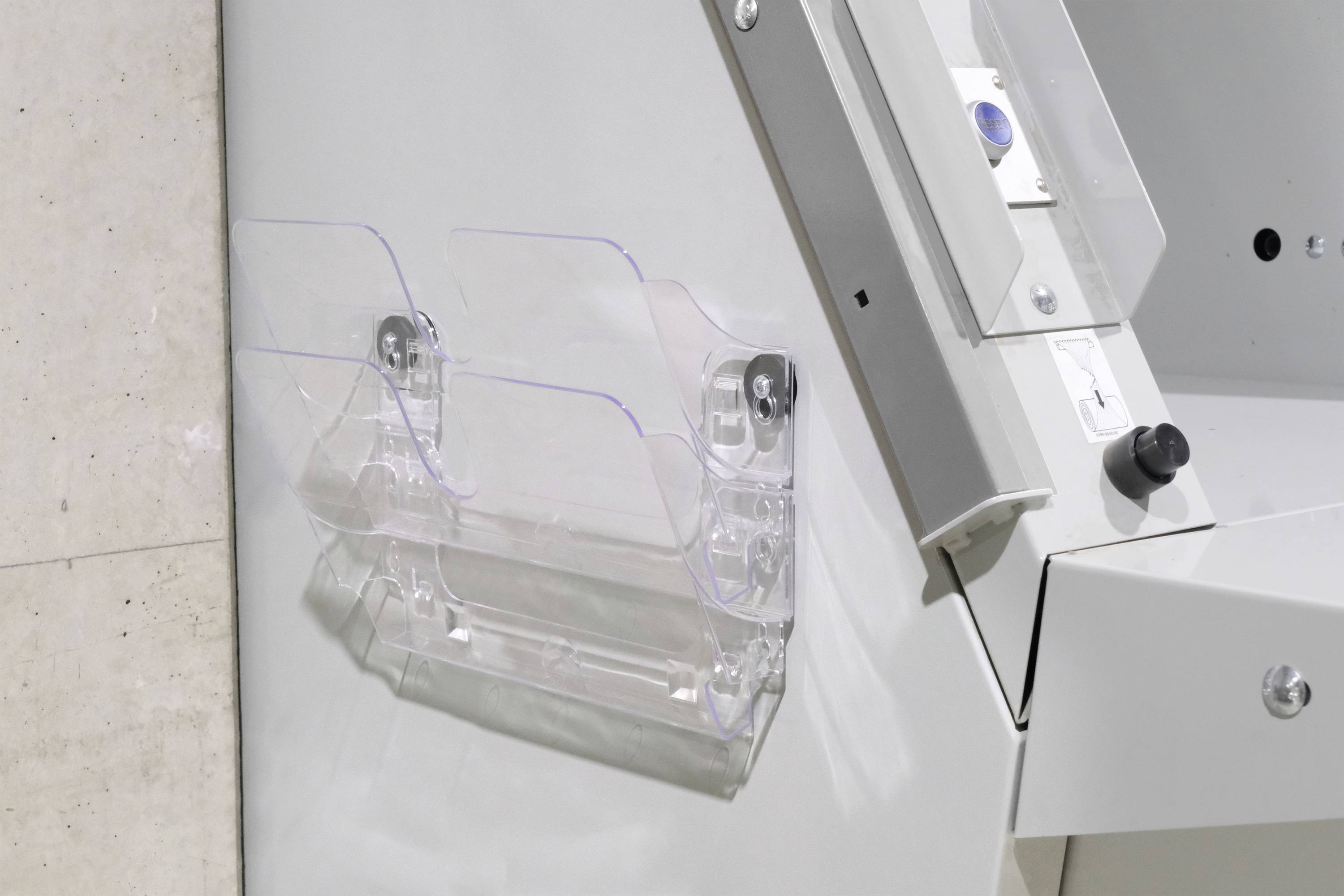Eine leere, transparente Prospekthalterung an einer metallischen Wand in einem Gebäude.