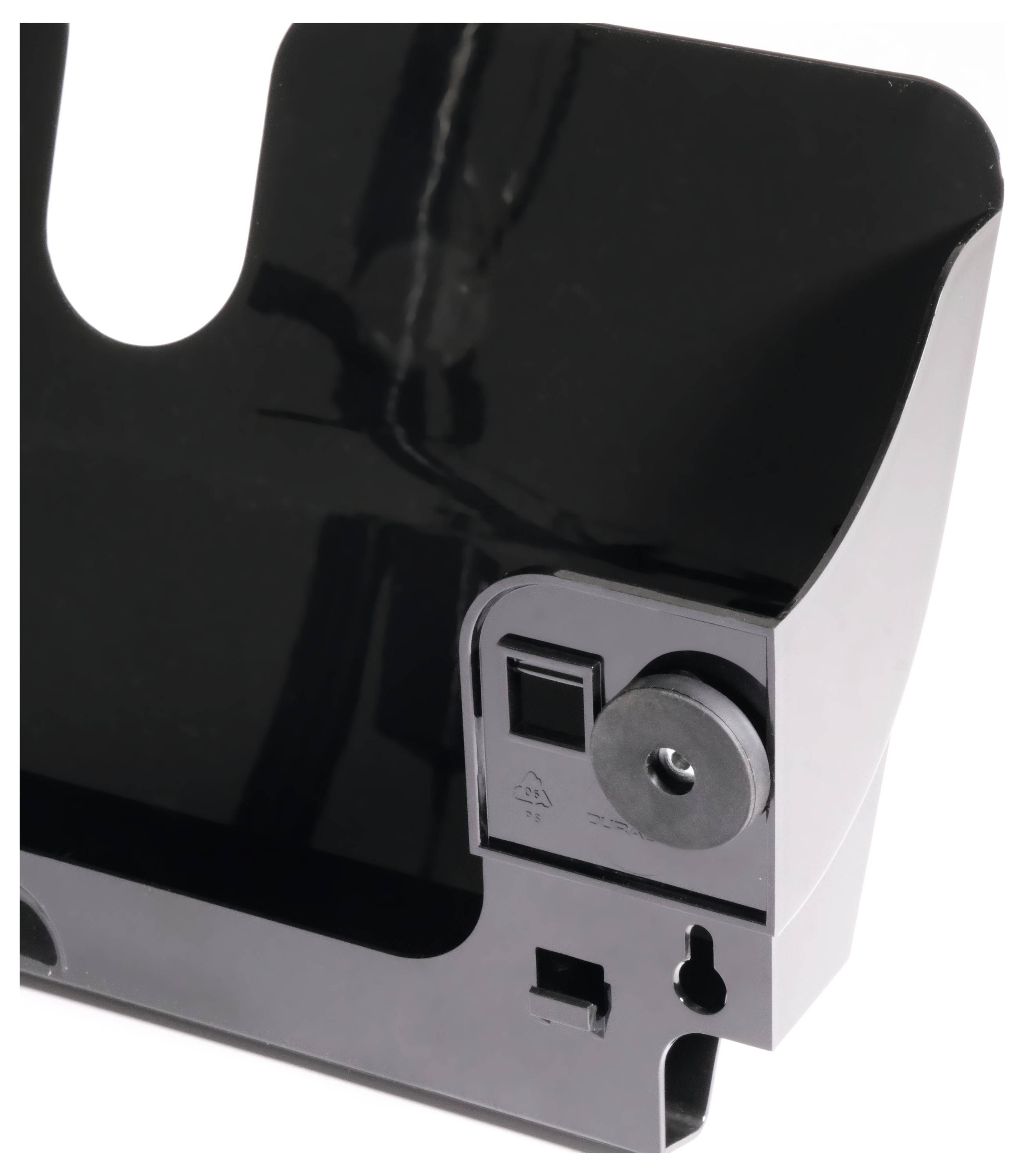 Ein schwarzes Plastikteil mit einer gebogenen Form und einem kleinen runden Knopf an der Seite. Es hat einen quadratischen Ausschnitt.