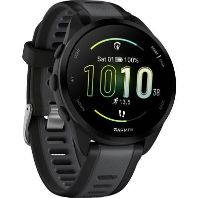 Eine schwarze Smartwatch zeigt Datum 'Sat 01', Batteriestand 100%, Zeit 10:10, Schritte 13.5k und ein Fußgänger-Symbol an.