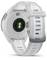 Rückseite einer weißen Garmin Forerunner 165 Sportuhr mit Herzfrequenzsensor, Seriennummer und Quick-Release-Armband.