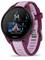 Eine Smartwatch zeigt aktuelle Wetterdaten und Gesundheitsstatistiken auf einem farbigen Display an. Sie ist weinrot mit rosa Akzenten.