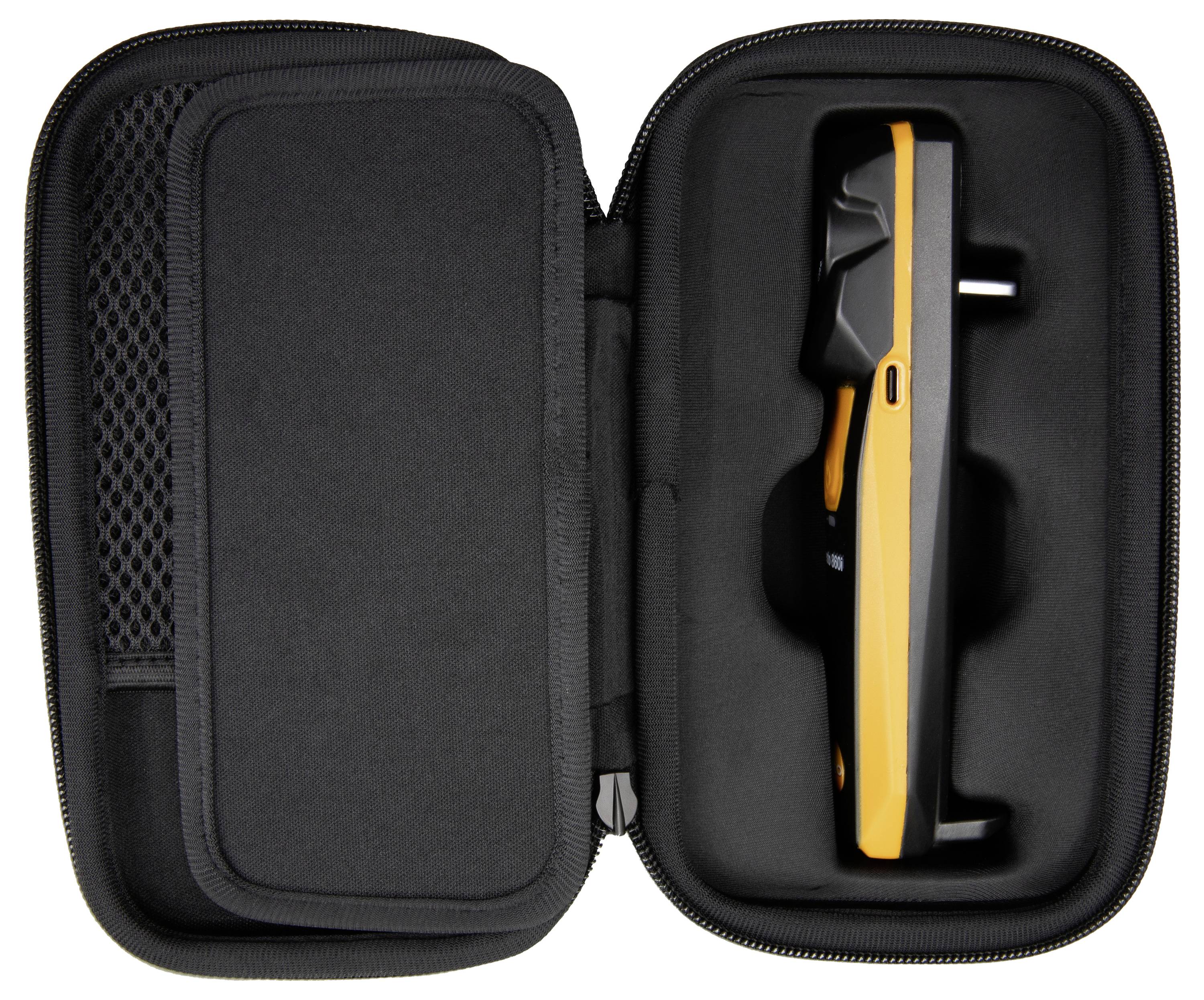 'Ein tragbares elektronisches Gerät mit orangefarbenen Akzenten, sicher in einem schwarzen Hardcase-Etui verstaut.'