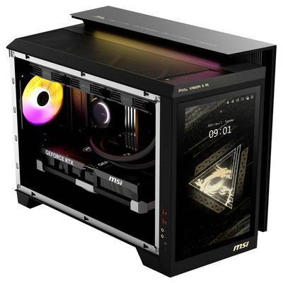 Ein offener Gaming-PC mit LED-Beleuchtung und GeForce RTX-Grafikkarte von MSI, zeigt eine digitale Uhr auf dem Seitenbildschirm.