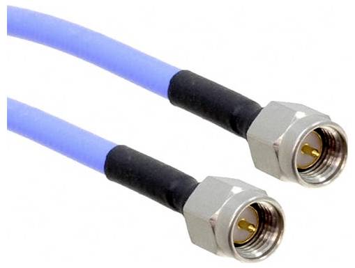 Zwei blaue Koaxialkabel mit Metallsteckern an beiden Enden, verwendet zur Übertragung von Video- und Breitbandsignalen.