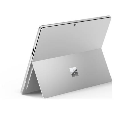 Ein Tablet mit ausklappbarem Ständer, silberne Rückseite, darauf ein quadratisches Logo.