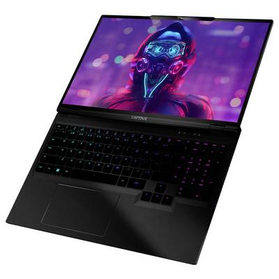 Ein Laptop mit beleuchteter Tastatur zeigt auf dem Bildschirm ein digitales Kunstbild eines maskierten Charakters in einem futuristischen Stil.