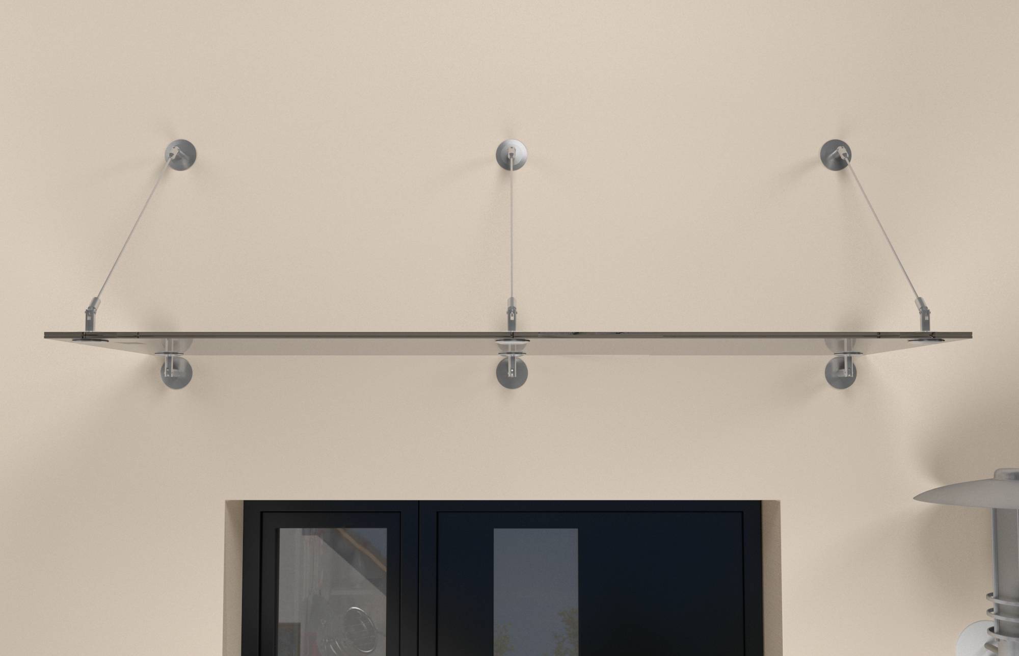 Außenwand mit einem langen, schmalen Regal oder einer Markise, die von drei Kabelhalterungen über einer dunklen Fenster- oder Türöffnung gestützt wird.