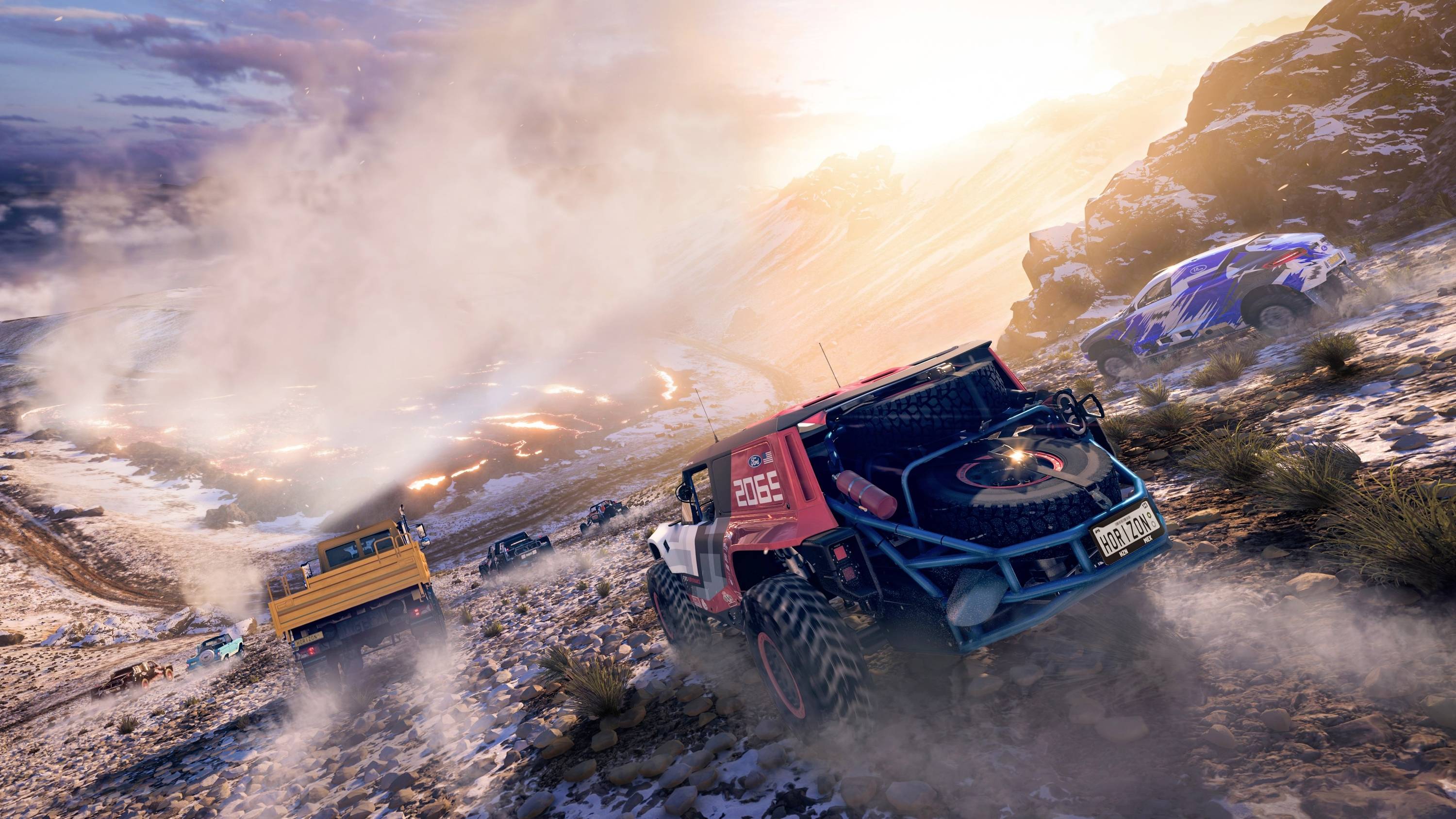 Autos fahren schnell über eine schneebedeckte Offroad-Strecke bei Sonnenuntergang. Staub und Schnee wirbeln um die Fahrzeuge.