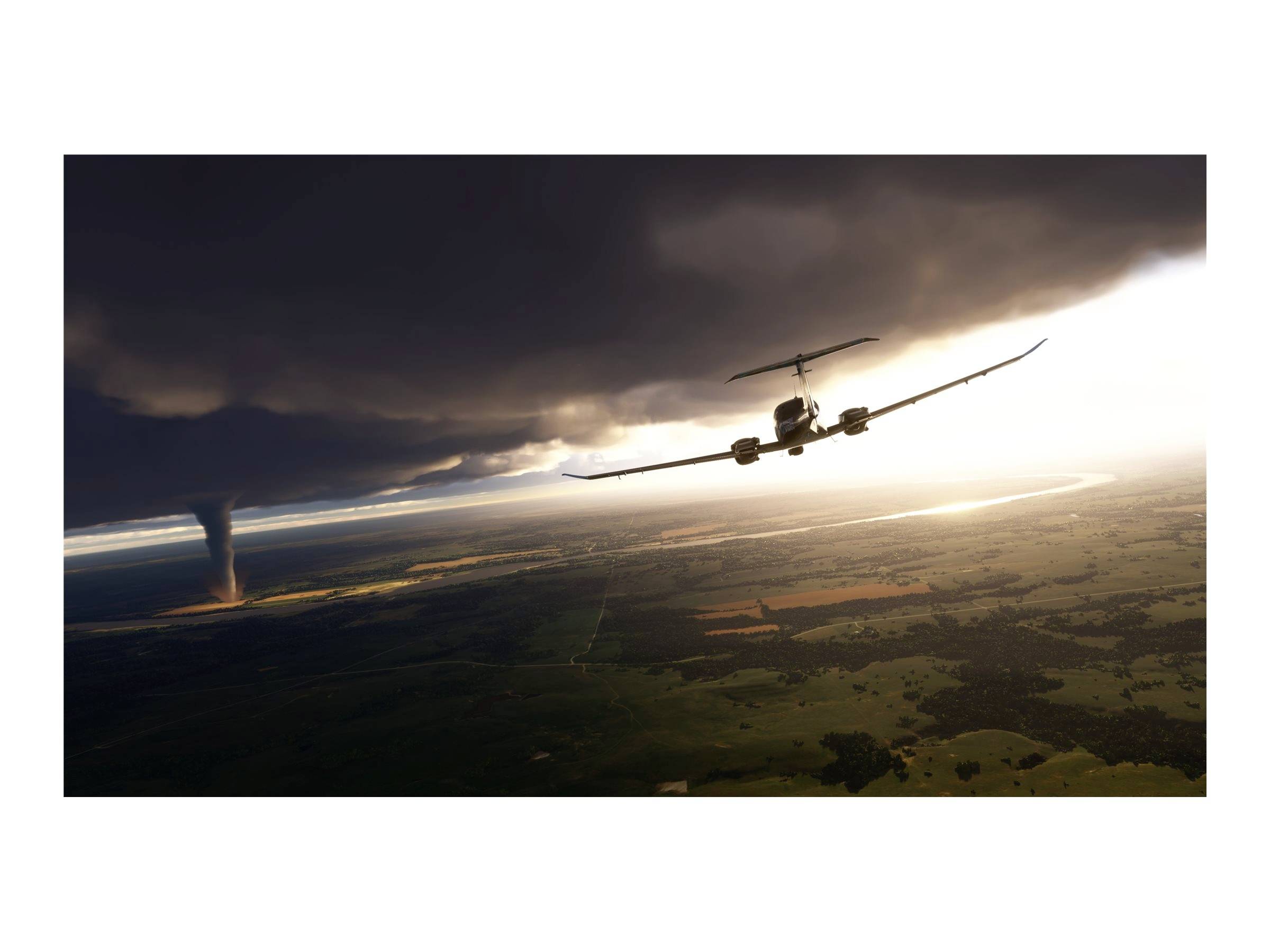 Ein Flugzeug fliegt in der Nähe eines großen Wirbelsturms unter einer dunklen Wolkendecke. Darunter liegt eine Landschaft mit Feldern.