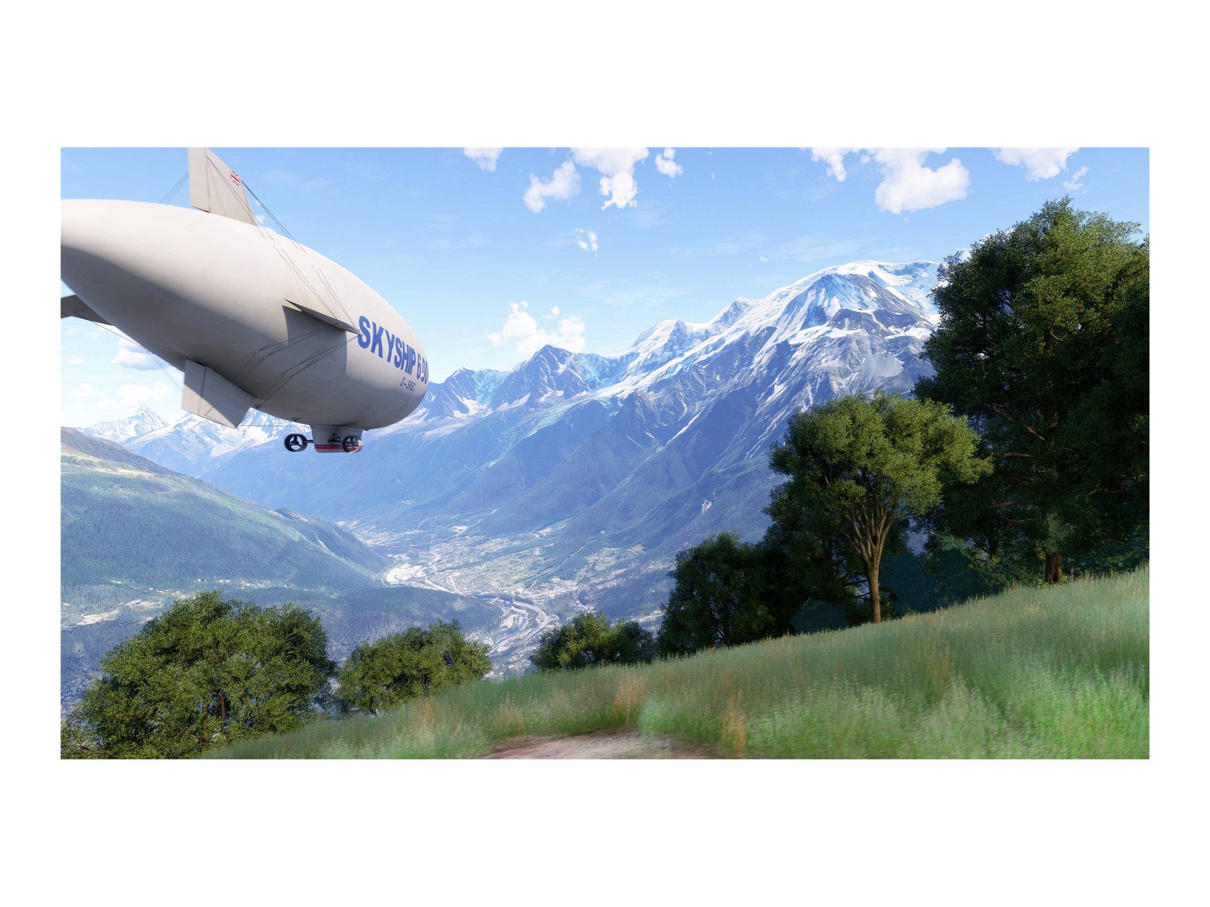 Ein Luftschiff schwebt über einer bergigen Landschaft mit grünen Bäumen und einem klaren Himmel im Hintergrund.