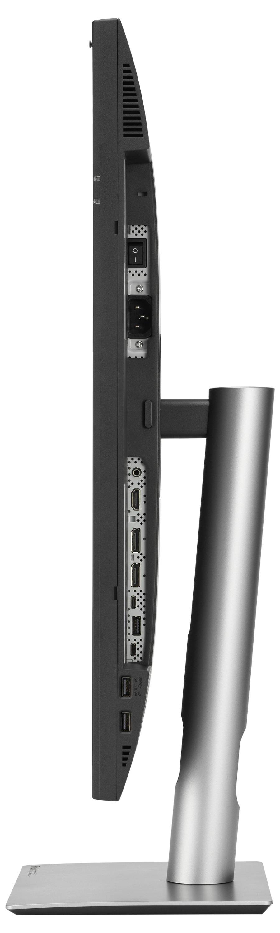 Seitenansicht eines Computermonitors in Schwarz mit einem schlanken Rahmen und silbernem Standfuß. Verschiedene Anschlussmöglichkeiten sind sichtbar.
