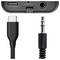 Zwei Kabelstecker: USB-C und 3,5-mm-Klinkenstecker. Oben eine Anschlussschnittstelle mit Aufschrift 'CHARGE'.