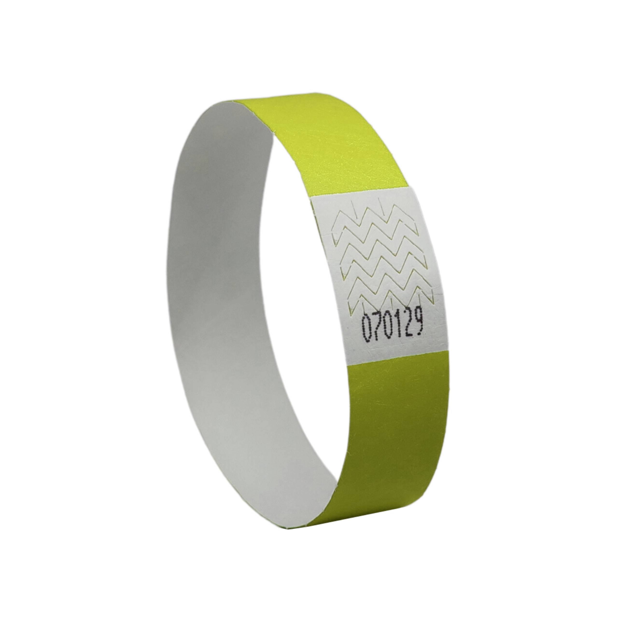 Ein grünes Armband aus Papier mit einer weißen Fläche, auf der die Nummer '070129' steht, zeigt eine einfache Identifikationsmethode.