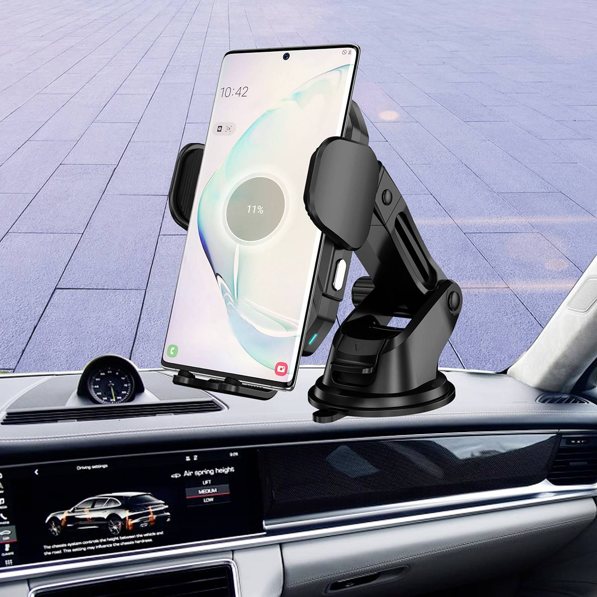 Ein Smartphone in einer Halterung im Auto zeigt den Startbildschirm an. Die Halterung ist auf dem Armaturenbrett montiert.