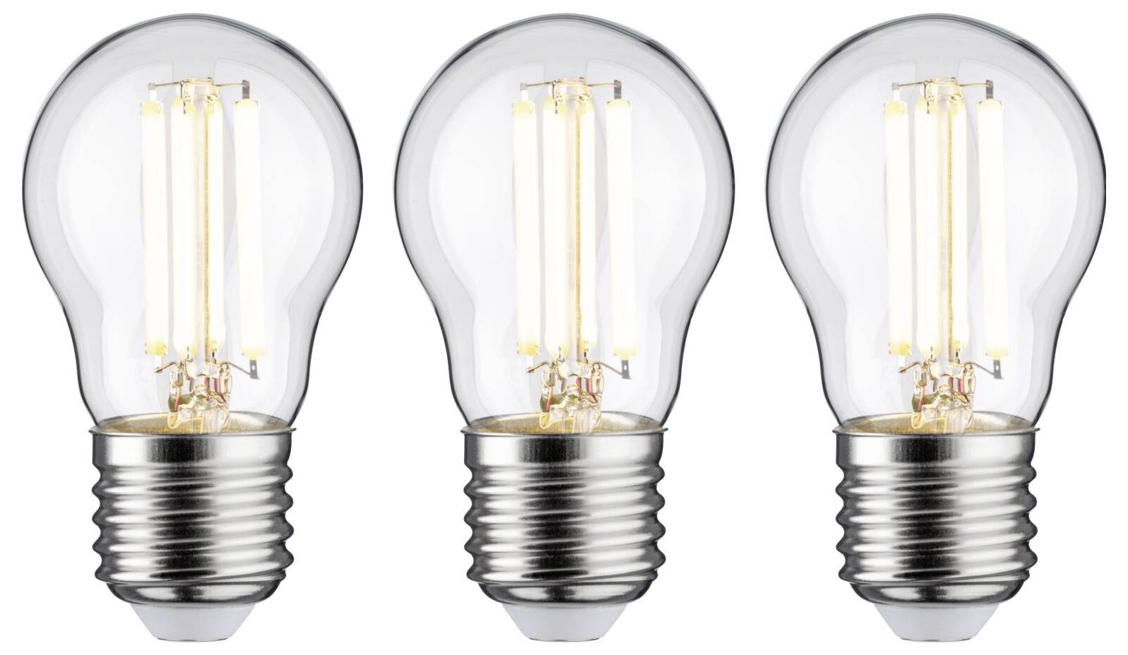 Drei LED-Glühbirnen nebeneinander, eingeschaltet, mit warmweißem Licht, auf weißem Hintergrund.