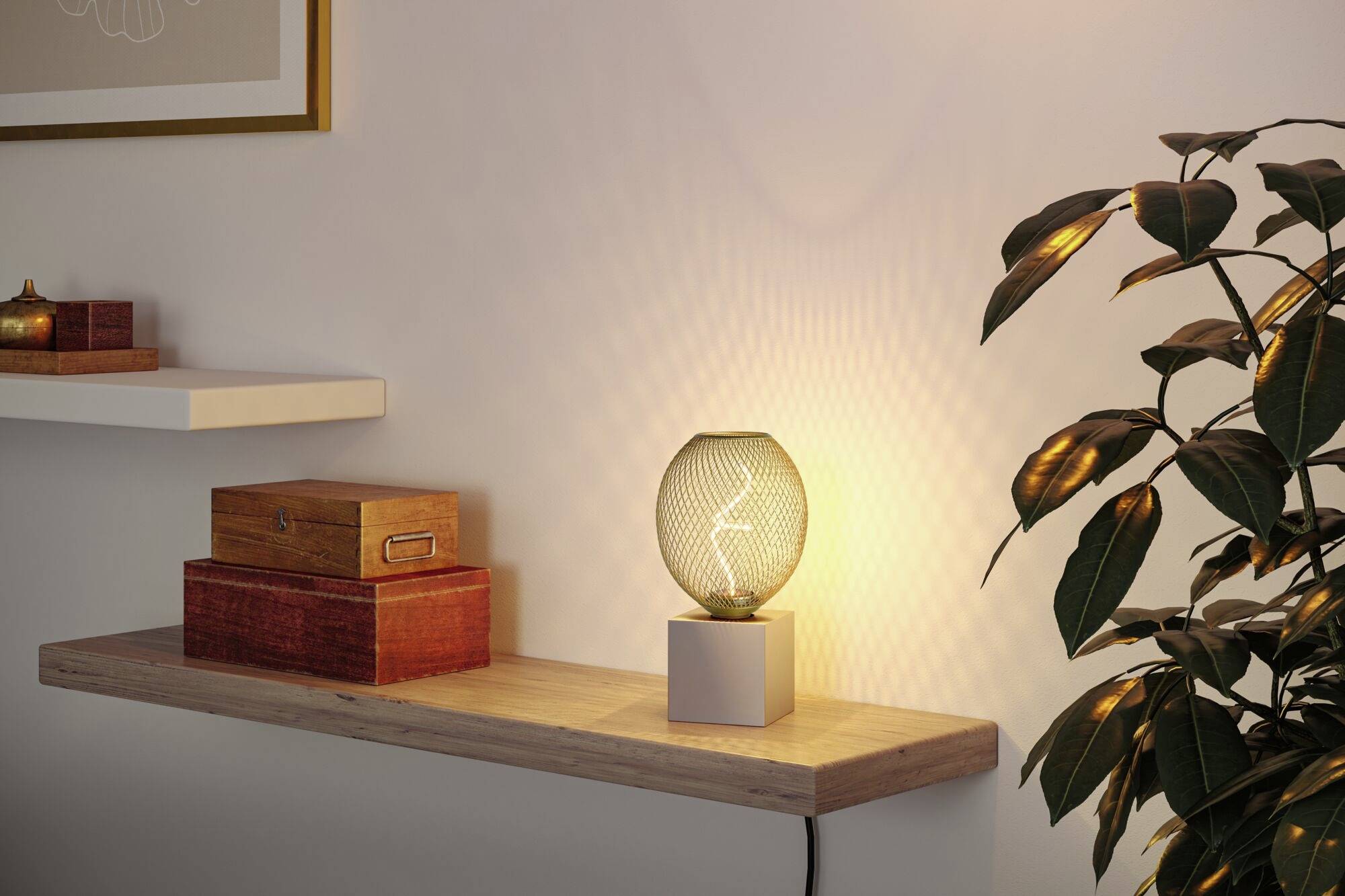 Eine Tischlampe mit einem modernen Design leuchtet auf einem Holzregal neben dekorativen Schachteln und einer Pflanze.